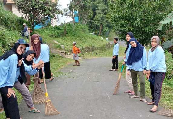 Peduli Kebersihan Lingkungan, Mahasiswa KKN MIT DR 13 Kelompok 24 Melakukan Kerja Bakti Bersama dengan Warga Desa Kliris, Boja